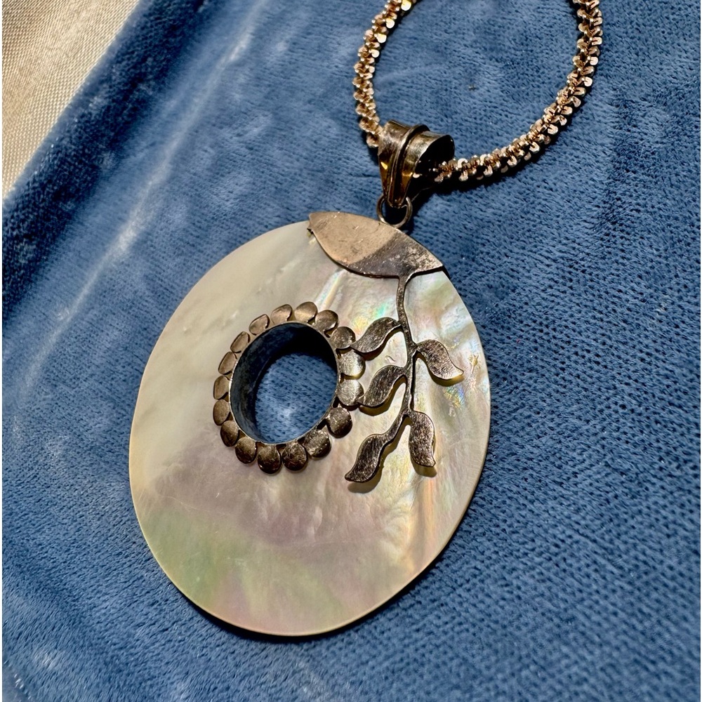 Vintage Mother of Pearl Sterling Silver 925 Pendant. Leaves & dotted design